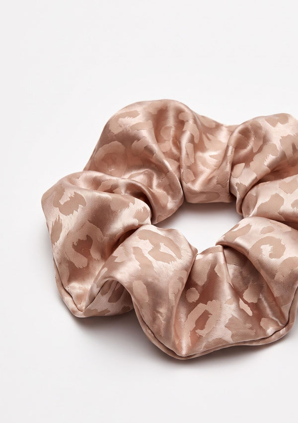 Feline oversized scrunchie in warm beige-rose woven leopard jacquard
