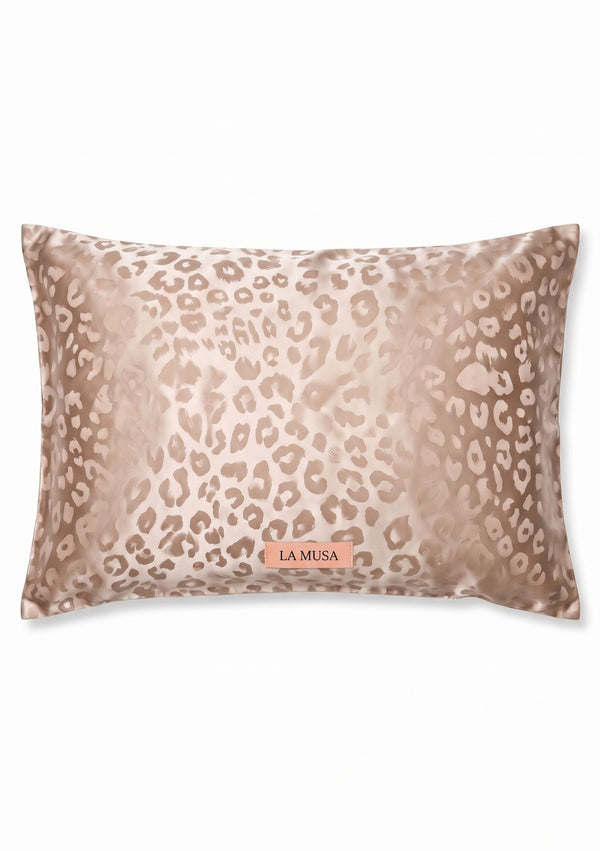Feline 51 x 66 cm pillowcase in warm beige-rose woven leopard jacquard with soft peach-pink LA MUSA tag